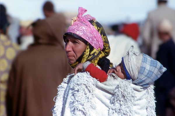 Berbère en hiver
Femme berbère de l'Atlas et son enfant sur un souk en hiver.
Mots-clés: Maroc berbère