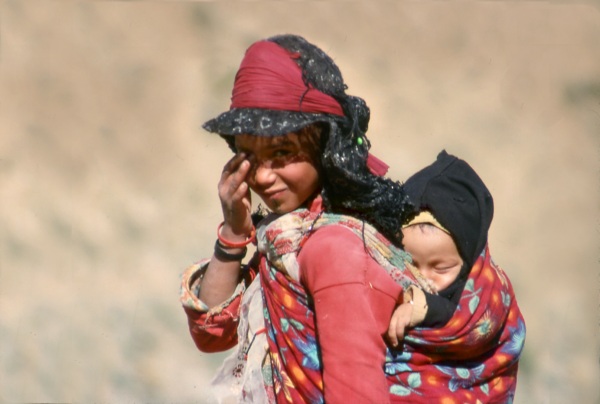 Jeune berbere
Pendant que chez nous les filles de cet âge sont insouciantes, ailleurs elles ont déjà de lourdes responsabilités !
Mots-clés: Maroc berbere enfant
