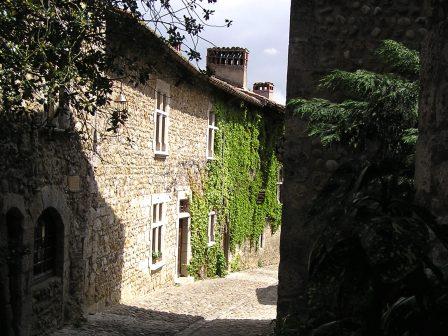 ruelle medieval
Dans le village medieval de Perouge, une ruelle vide.
Mots-clés: perouge medieval ruelle