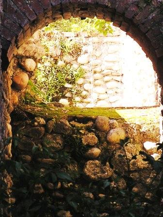 Arche de plante. Au fond du village médiéval de Pérouge, une joli arche qui donne sur rien.
Mots-clés: Perouge medieval arche