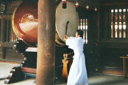 Bonze Tokyo Japon
Dans un grand temple Shinto de Tokyo, un bonze frappe de son tambour afin de sonner la fin de la cérémonie.
Mots-clés: Tokyo Japon bonz temple tambour