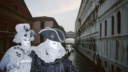 Amoureux devant le pont des soupirs
Le pont des soupir, le soir, avec devant deux magnifique amoureux du carnaval.
Mots-clés: venise venice carnaval soupir