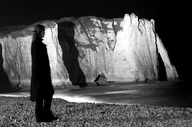 La femme et la falaise, Etretat
Jeux d'ombres à Etretat. Falaise et porte d'Aval.
Mots-clés: Etretat falaise nuit femme ombre