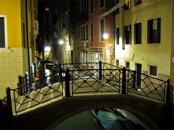 Au détour d'un canal à Venise. Une nuit à Venise, Italie
Mots-clés: Venise canal