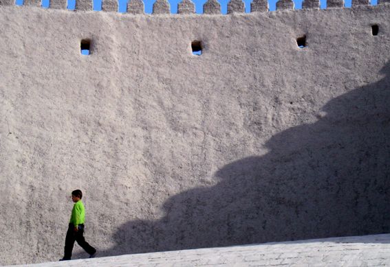 Escalier
Jeune homme devant Muraille 
Mots-clés: Escalier