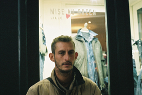 Inconnu
il faisait le fou dans la rue
j'ai demandé à le photographier
Mots-clés: dans-la-rue