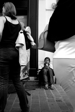 Mendiant
un mendiant attend
Mots-clés: mendiant