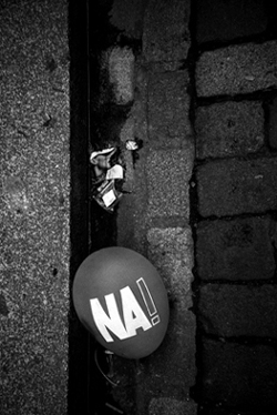 Un ballon vole au vent
Mots-clés: ballon vent