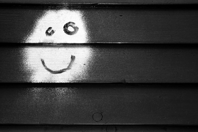 Sourire volé, graffiti en n&b
Mots-clés: graffiti n&b