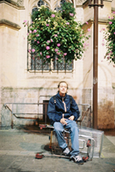 Tieri
il fume sur un siège improvisé
Mots-clés: dans-la-rue