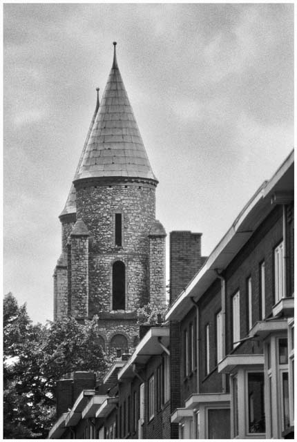 Générations Hollande Maastricht
Contraste intéressant entre les anciennes tours moyen-ageuses de la ville de Maastricht, en Hollande, et la diagonale d'un quartier populaire contemporain.
Mots-clés: Hollande Maastricht Batiment tour moyen-age