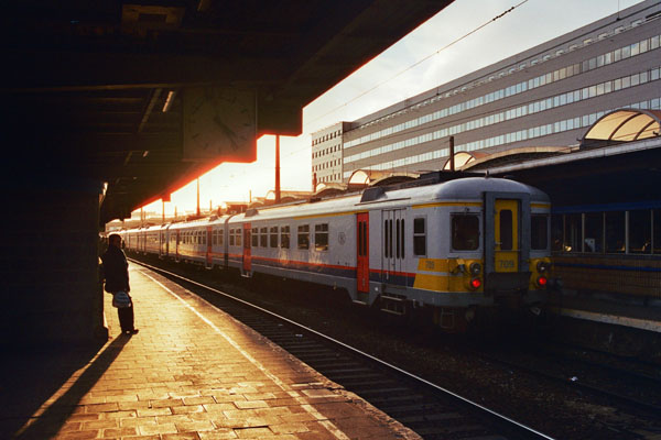Fin de journée en gare de Bruxelles Midi
J'ai profité d'une lumière encore assez forte en fin de journée pour rester à la limite de la surexposition. J'ai attendu le moment opportun pour isoler le personnage à gauche. Celui-ci semble porter son regard vers le train qui part vers d'autres horizons
Mots-clés: gare Bruxelles train