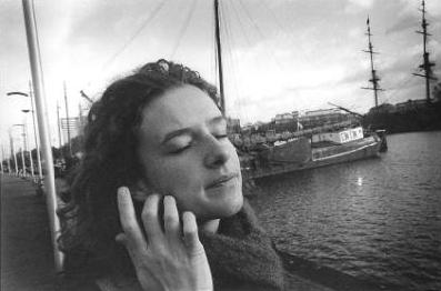 Sur le port d'amsterdam, le vent souffle sur ma mie
Emilie Dam
Mots-clés: Amsterdam