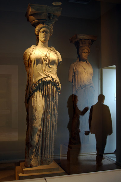 Caryarides d'Hier et d'Aujourd'hui, Musée de l'Acropole d'Athènes, Grèce
Musée de l'Acropole d'Athènes
Mots-clés: Caryatides Acropole Athènes Grèce