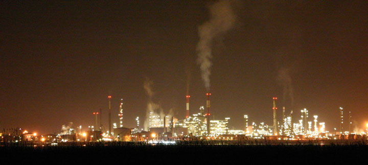Raffinerie de Donges
Visible a plusieures dizaines de Km, ce géant d'acier et de lumiere alimente une grosse partie de la France en gaz et petrole
Mots-clés: saint nazaire port raffinerie donges
