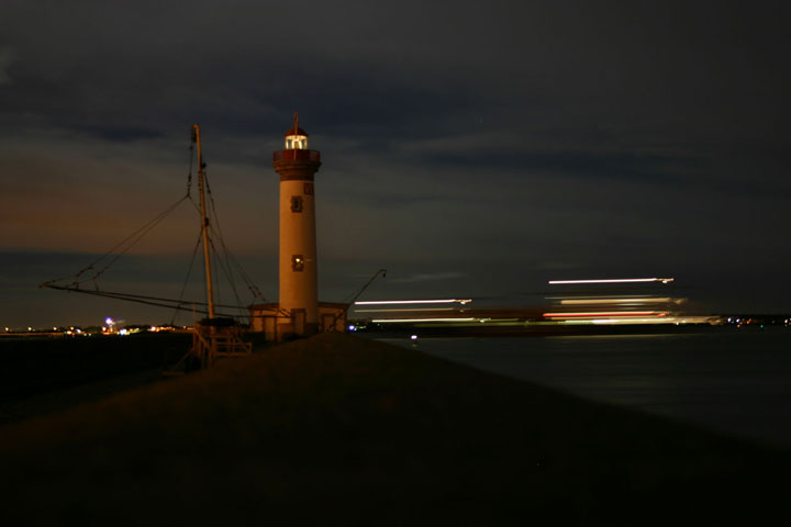 Phare
Ce phare guide les bateaux pour franchir l'estuaire
Mots-clés: saint nazaire port phare