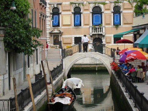 Calle di Venezia
Un petit canal qui traverse Venise avec un gondolier qui fait une pause.
Mots-clés: venise italie canal