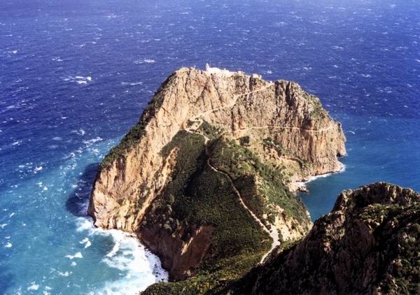 Grand phare du Cap Carbon, Kabylie, Algérie
il est toujour possible de faire le tour du cap carbon, de monter au pic des singes par un sentier accroché a la falaise. 
la vue superbe sur le le phare.
Mots-clés: Algérie