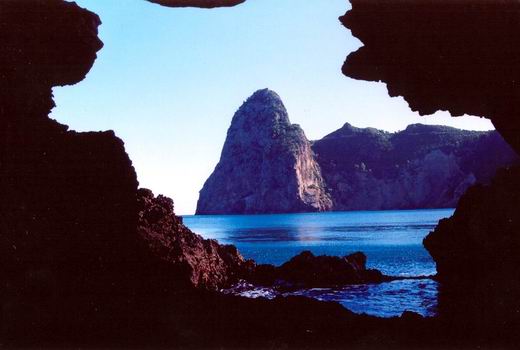 Le cap Carbon (Algérie)
on distingue à peine le phare en haut de la montagne, 
et mieux celui qui se trouve niché au bas du cap carbon.
Mots-clés: Algérie
