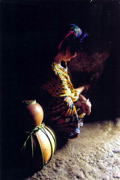 La dame, nana sakina prés de son akoufi, en position de religieuse. 
Mots-clés: nana sakina