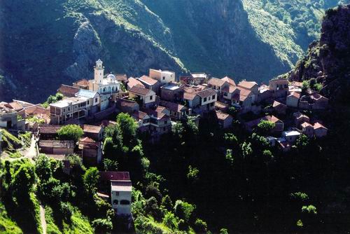 Belvédère sur le vaste ensemble du village de kabylie. Village Aït zikki (Algérie)
Mots-clés: aït zikki kabylie