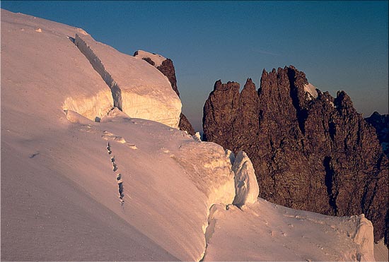 aube sur sérac
séracs sous le sommet des Ecrins (France), au lever du soleil
Mots-clés: montagne glaciers France