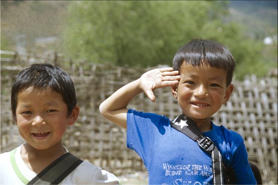 salut les touristes
enfants de Thimphu (Bhoutan) : le salut à l'américaine montre l'influence occidentale malgré l'ouverture limitée du pays au tourisme
Mots-clés: rencontres Bhoutan Asie