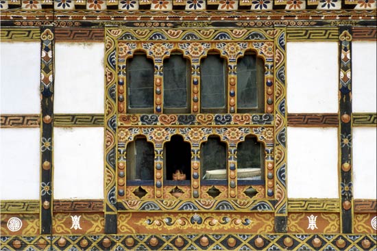 coucou !
une enfant bhoutanaise nous épie depuis la fenêtre de sa maison aux décors peints magnifiques. Drukgyel Dzong,  Bhoutan, 2004
Mots-clés: rencontres architecture Bhoutan Asie