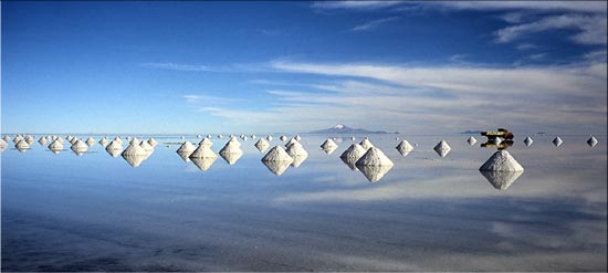 Miroir de sel, exploitation de sel dans le salar d'Uyuni, 10 000 kmÂ² à 3800m d'altitude. Bolivie, mai 2001
Mots-clés: paysages Bolivie
