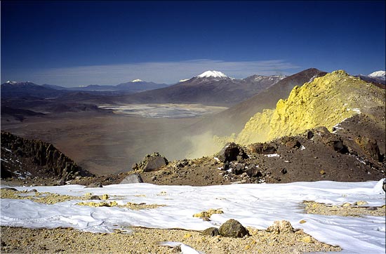 neige et soufre, feu et glace
le cratère de soufre de l'Iruputunco, volcan culminant  à plus de 5000 m d'altitude dans l'altiplano de Bolivie
Mots-clés: volcanisme montagne Bolivie Amériques