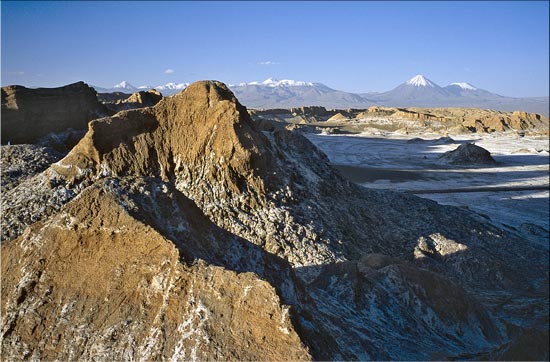 paysage d'un autre monde
le décor de la vallée de la lune, au-dessus de San Pedro de Atacama, dominé par la chaîne des 6000 volcaniques, en fin d'après-midi
Mots-clés: volcanisme montagne Bolivie Amériques