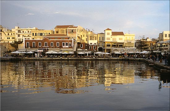 Reflets La Canée en Crete
Reflets chauds du soir dans le port de La Canée, Crète, octobre 2002
Mots-clés: La-Canée architecture Crète Europe