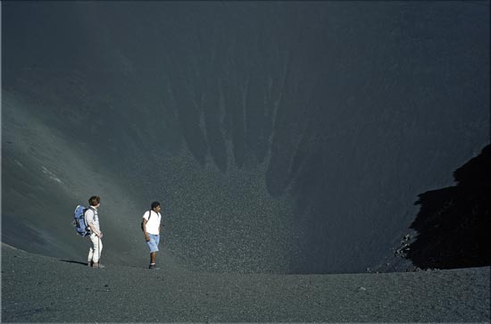 silhouettes
rayon de soleil sur le cratère Pico Novo né de l'éruption de 1996 sur l'île de Fogo, au Cap Vert, 2004
Mots-clés: volcanisme montagne Cap-Vert Afrique