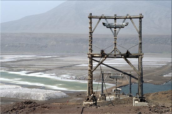 saline de Sal
portique de transport du sel dans une ancienne saline située dans un cratère de l'île de Sal, et naguère exploitée par les Salins du Midi. Cap Vert, janvier 2005
Mots-clés: industrie paysages Cap-Vert Afrique