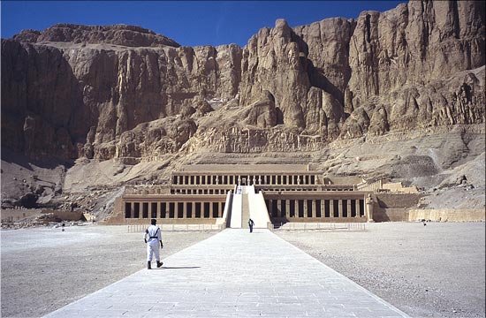 temple d'Hatsepshout
dans la vallée des reines, le temple d'Hatsepshout déserté des touristes après les attentats de 2001, Egypte, Luxor
Mots-clés: archéologie architecture scènes Egypte Afrique