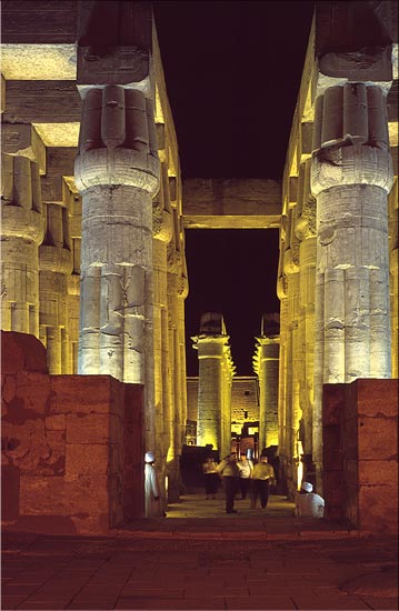 lumières du temple de Luxor
l'éclairage dans la nuit fait ressurgir la magnificence originelle des lieux. Temple de Luxor, Egypte, novembre 2001
Mots-clés: archéologie Egypte Afrique