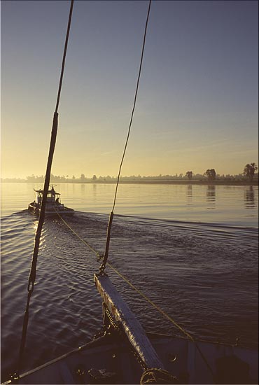remorquage au fil du Nil
A l'aube sur le nil, remorquage d'un sandal en attendant que le vent se lève et permette de hisser les voiles. Egypte, novembre 2001
Mots-clés: scènes Egypte Afrique