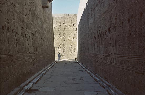 insignifiance et grandeur
l'homme est peu de chose mais ses oeuvres défient parfois le temps. Temple d'Edfou, Egypte, novembre 2001
Mots-clés: archéologie scènes Egypte Afrique