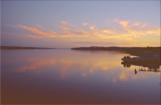 crépuscule sur le Nil
une barque de pêcheurs s'est arrimée au rivage pour la nuit, sous les nuages embrasés par le couchant, Egypte, novembre 2001
Mots-clés: crépuscules paysages Egypte Afrique