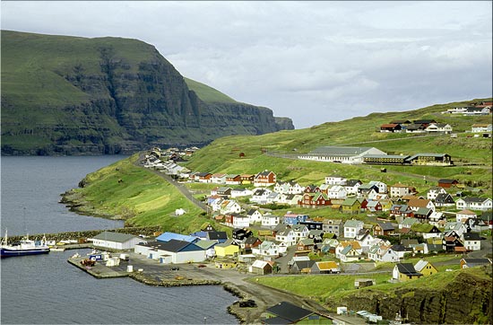 maisons de poupées - Eidi -Iles Feroë
intégration parfaite de l'architecture dans un paysage rude, symphonie de couleurs venant égayer la vie dans ces contrées nordiques souvent grises et brumeuses. Eidi, îles Feroë, 2003
Mots-clés: architecture paysages Feroë Europe