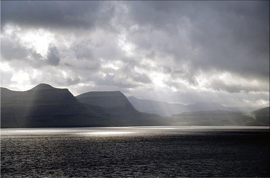 ciel noir dans le fjord - Iles Feroë
le ciel menaçant et lourd de nuages laisse passer un rayon de soleil dans Kalsoyarfjordur, sorte de détroit entre deux iles très allongées de l'archipel des Feroë. août 2003
Mots-clés: paysages côtes Feroë Europe