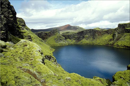 cratère et mousses fluorescentes - Islande
lac de cratère dans la région du Laki, sud de l'Islande, août 2003
Mots-clés: volcanisme montagne Islande Europe