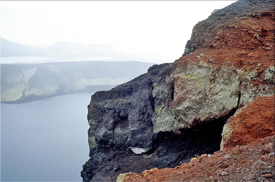 brumes sur le cratère du Ljotipollur - Islande
grand lac de cratère de 6km de tour dans la région du Landmannalaugar. Les brumes rendent le paysage particulièrement irréel. Islande, août 2003
Mots-clés: volcanisme montagne Islande