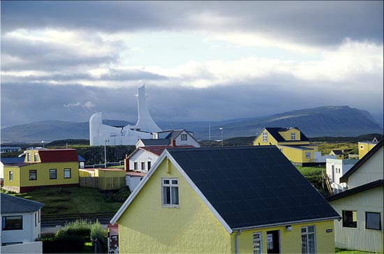 architecture nordique - Stykkisholmur - Islande
lumière rasante au lever du soleil, après la pluie, sur les maisons et l'église futuriste de Stykkisholmur - nord de l'Islande, août 2003
Mots-clés: architecture Islande