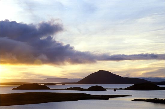 coucher de soleil sur le lac Myvatn - Islande
le Myvatn porte bien son nom "lac des moustiques". Né d'un cratère formé par des bouleversements tectoniques assez récent, il est aussi une réserve pour de nombreuses espèces aquatiques ou ornithologiques. Islande, août 2003
Mots-clés: paysages Islande