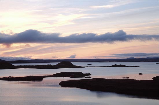 coucher de soleil sur le lac Myvatn - Islande
le Myvatn porte bien son nom "lac des moustiques". Né d'un cratère formé par des bouleversements tectoniques assez récent, il est aussi une réserve pour de nombreuses espèces aquatiques ou ornithologiques. Islande, août 2003
Mots-clés: volcanisme paysages Islande