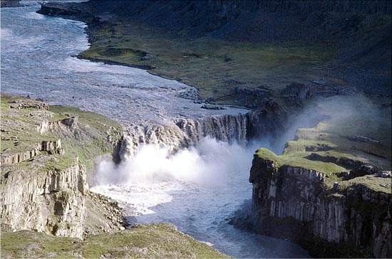 Hafragilfoss - Islande
une des impressionnantes cascades qui jalonnent le cours de la Jokulsa a fjolum, cours d'eau bouillonnant alimenté par la mer de glace du Vatnajokull. Le débit est le plus important d'Europe. Islande, août 2003
Mots-clés: cascades paysages Islande