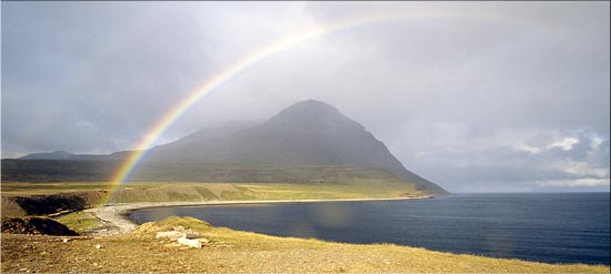 arc-en-ciel en baie de Bakkafloi - Islande
le temps perpétuellement changeant donne l'occasion de voir très souvent ce genre de spectacle. Islande, août 2003
Mots-clés: côtes paysages Islande