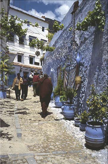 Chefchaouen, ville bleue - Maroc
probablement la plus belle ville de la région du Rif, souvent méconnue en raison de sa réputation liée au trafic de drogue. Maroc, mai 2002
Mots-clés: architecture scènes Maroc