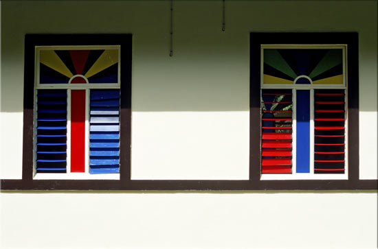 Géométrie et couleurs, détail de façade d'une église (îles Marquises, 2005)
Polynésie
Mots-clés: architecture îles Polynésie